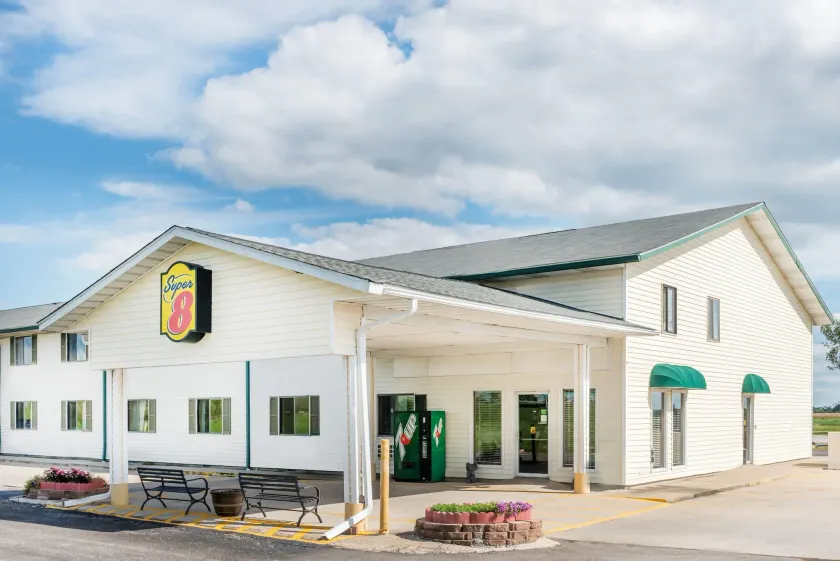 Super 8 by Wyndham Okawville - Image 1