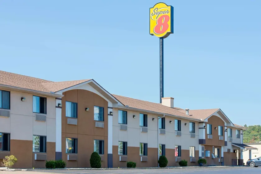 Super 8 by Wyndham Ripley - Image 1