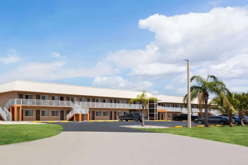 Travelodge Suites by Wyndham Lake Okeechobee - Image 1