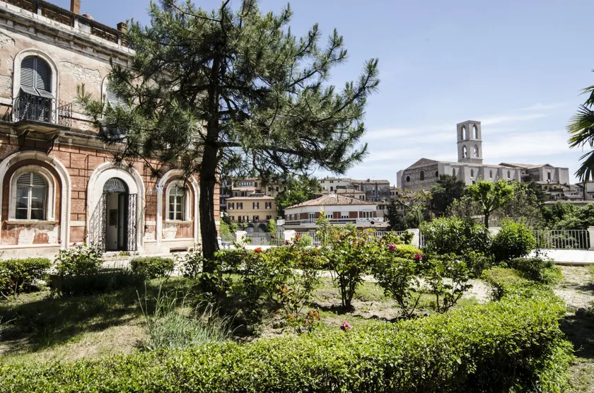 Hotel Iris - Image 1