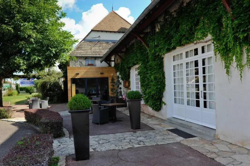 Hôtel Restaurant La Chaumière Dole - Image 1
