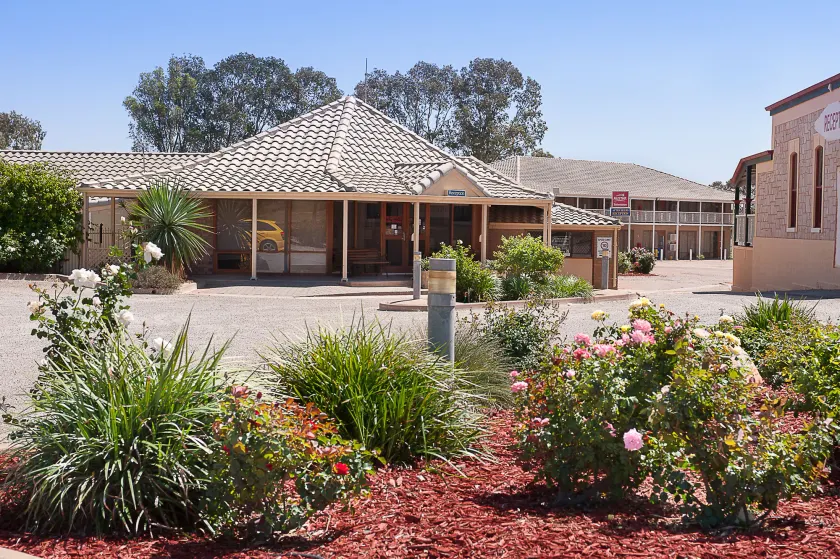 Standpipe Golf Motor Inn - Image 1