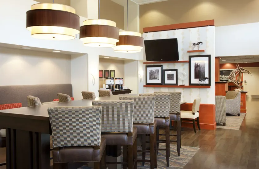 Hampton Inn & Suites Pittsburgh-Meadow Lands - Image 1