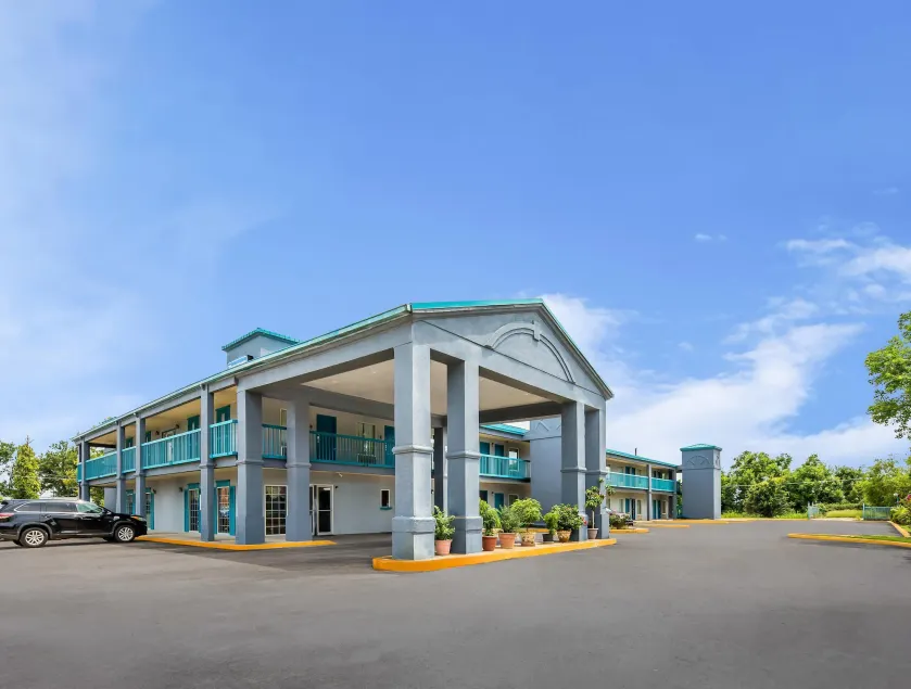 Rodeway Inn - Image 1
