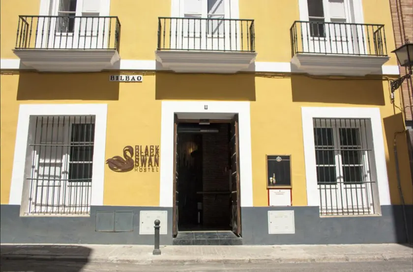 Black Swan Hostel Sevilla - Image 1