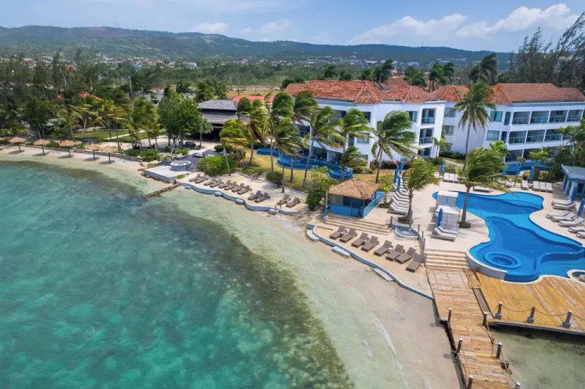 Coyaba Beach Resort - Image 1