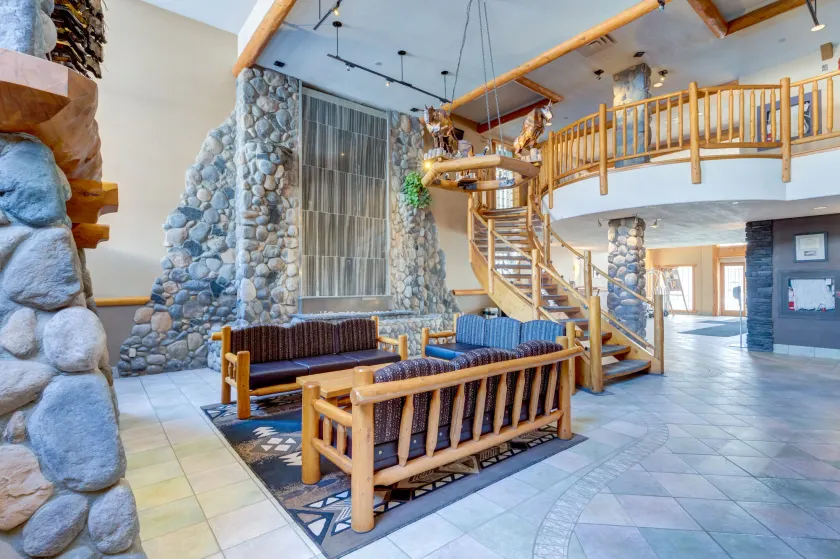 Chateau Canmore - Coin salon dans le hall