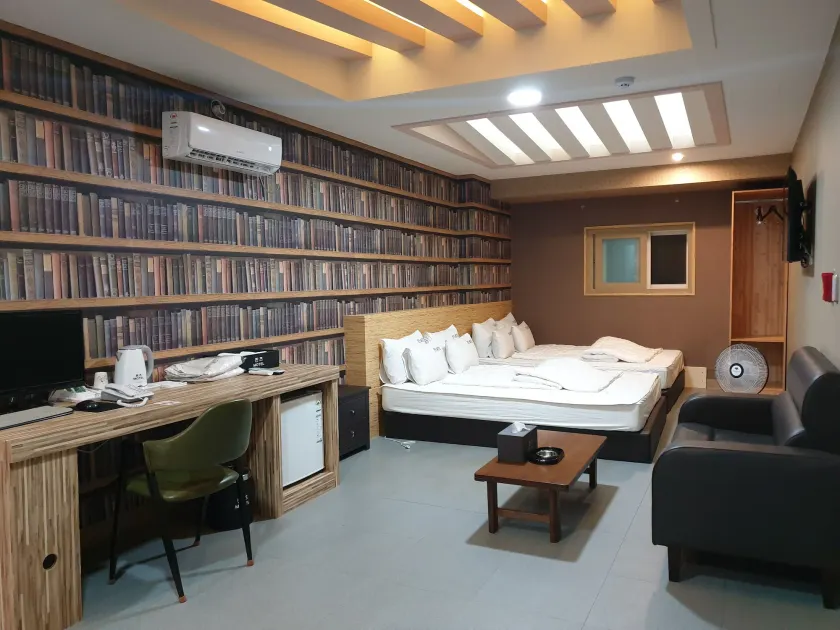 Queens Motel Jinju - Image 1