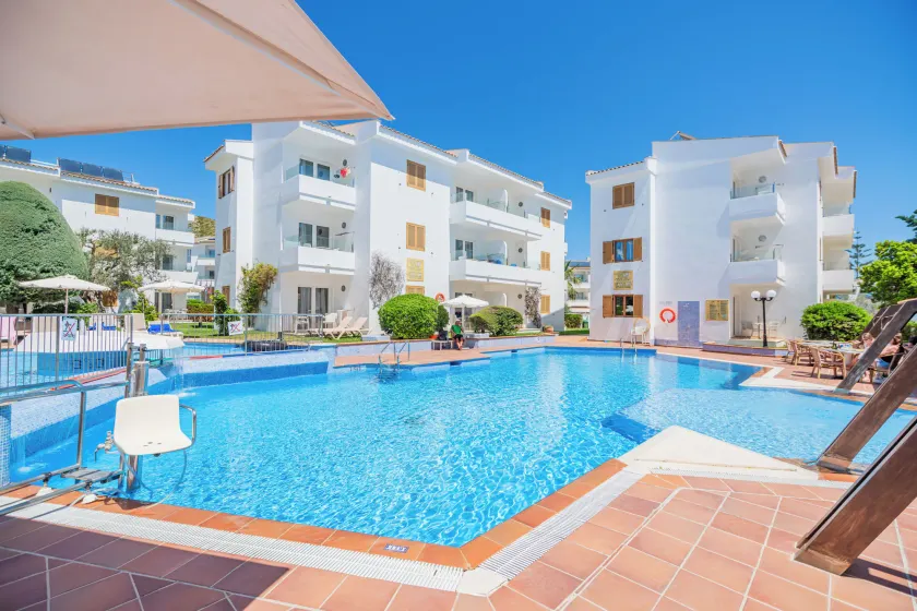 Aparthotel Flora - Image 1