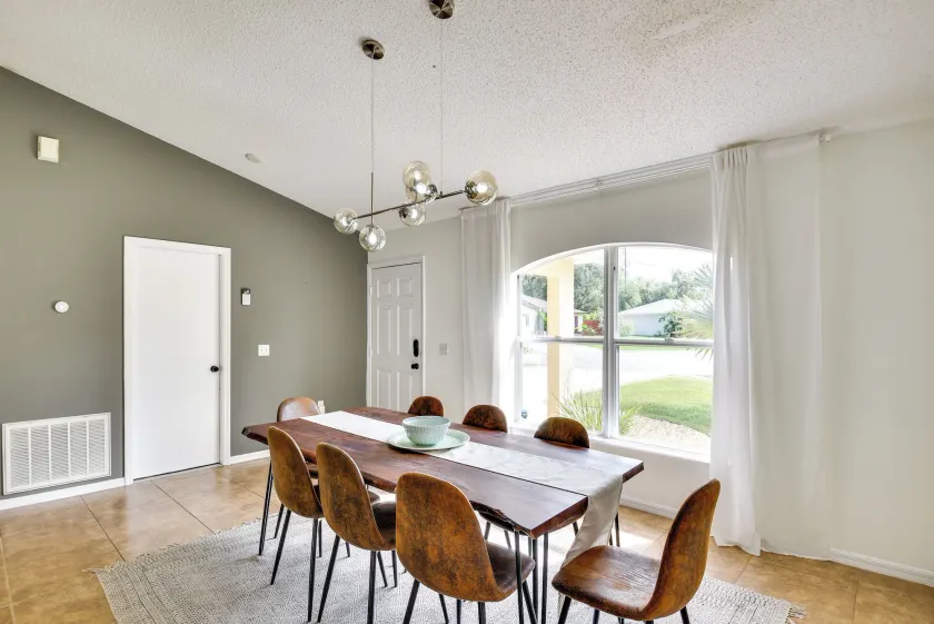 Lanai & Fire Pit: Peaceful Palm Coast Home! - Interiør