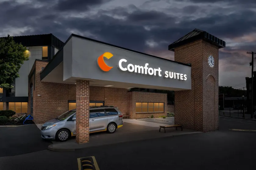 Comfort Suites Bethlehem Near Lehigh University and LVI Airport - Image 1