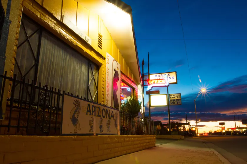 Brad's Desert Inn - Image 1