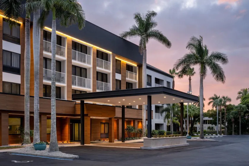 Courtyard by Marriott - Naples - Image 1