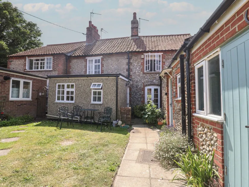 2 bedroomed cottage near quay - Image 1