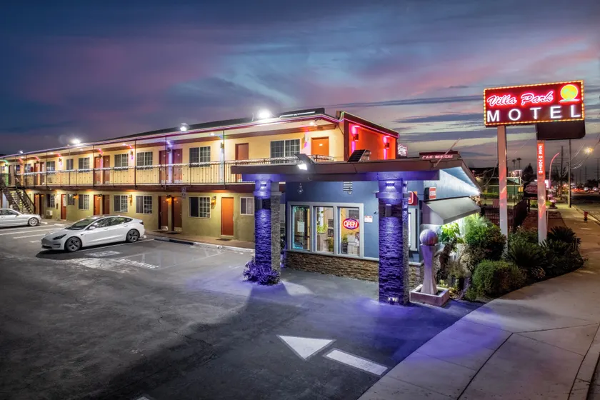 Villa Park Motel - Image 1