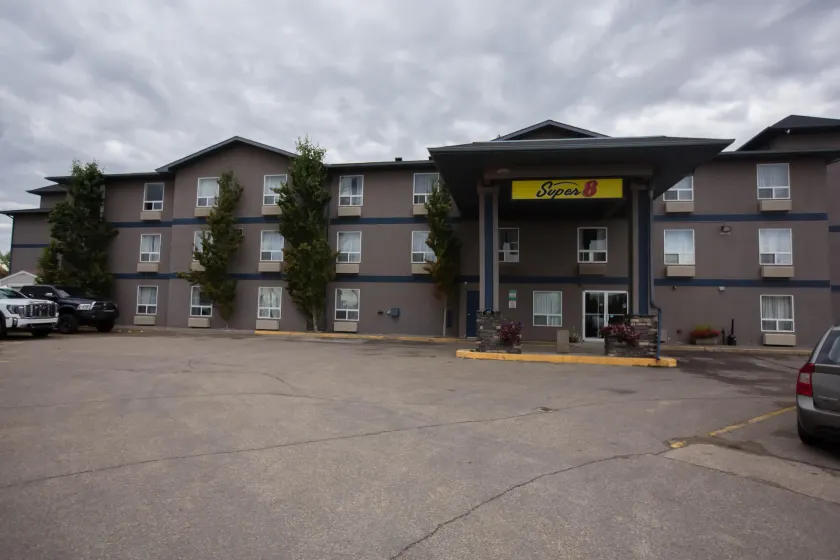 Super 8 by Wyndham Whitecourt - Image 1