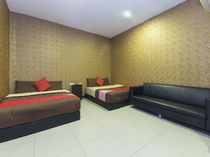 Night Queen Hotel sepang - Image 1