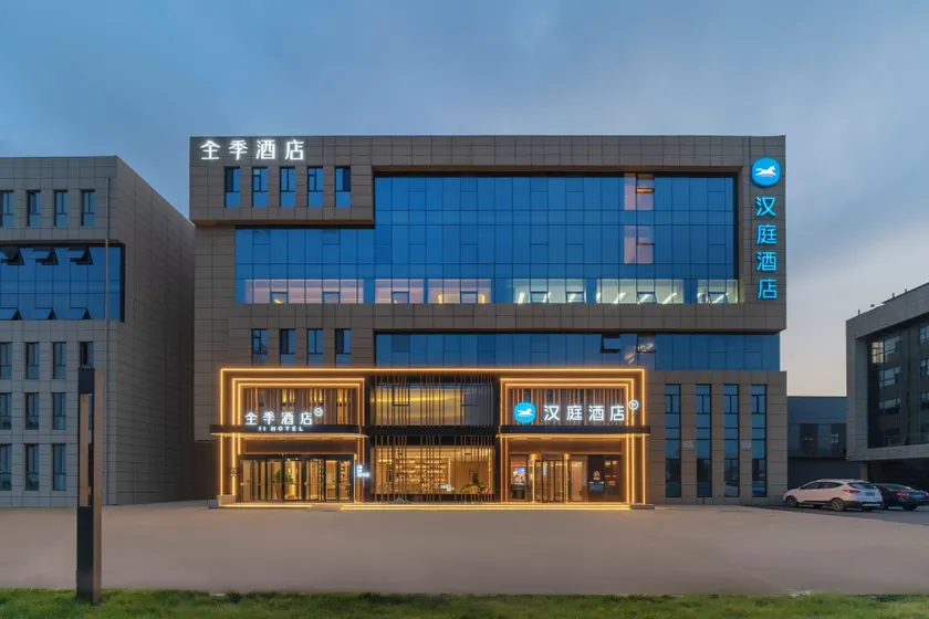 Full Season Hotel - Image 1