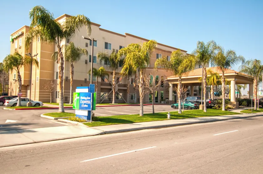 Holiday Inn Express and Suites Bakersfield Central by IHG - Image 1