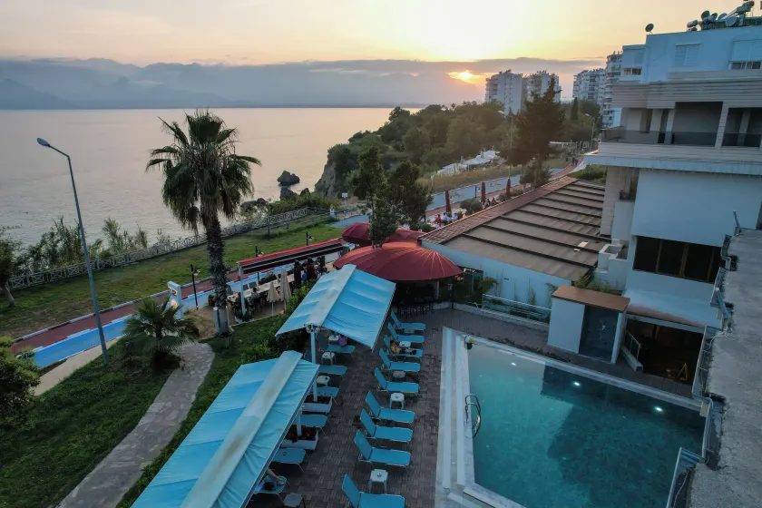 Tema 242 Hotel - Image 1