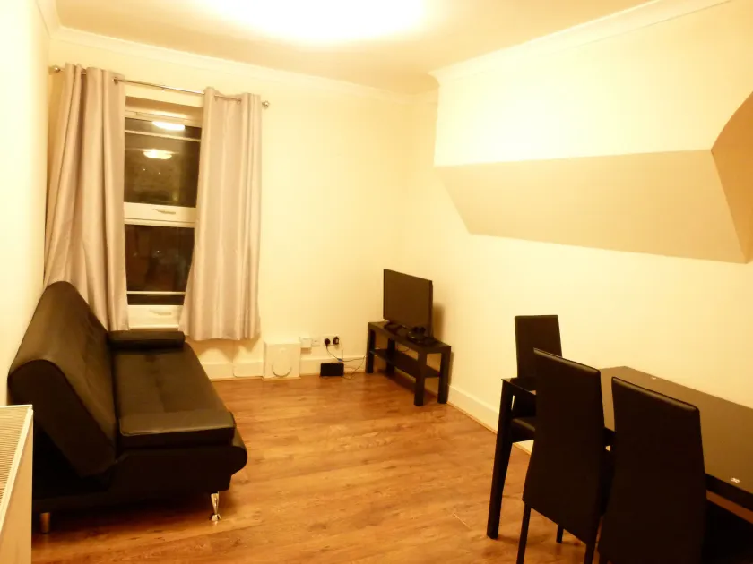 SS Property Hub - Canary Wharf Apartment - Image 1