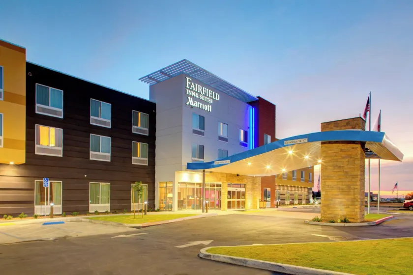 Fairfield Inn & Suites by Marriott Bakersfield North/Airport - Image 1