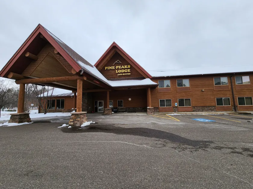 Pine Peaks Lodge & Suites - Image 1
