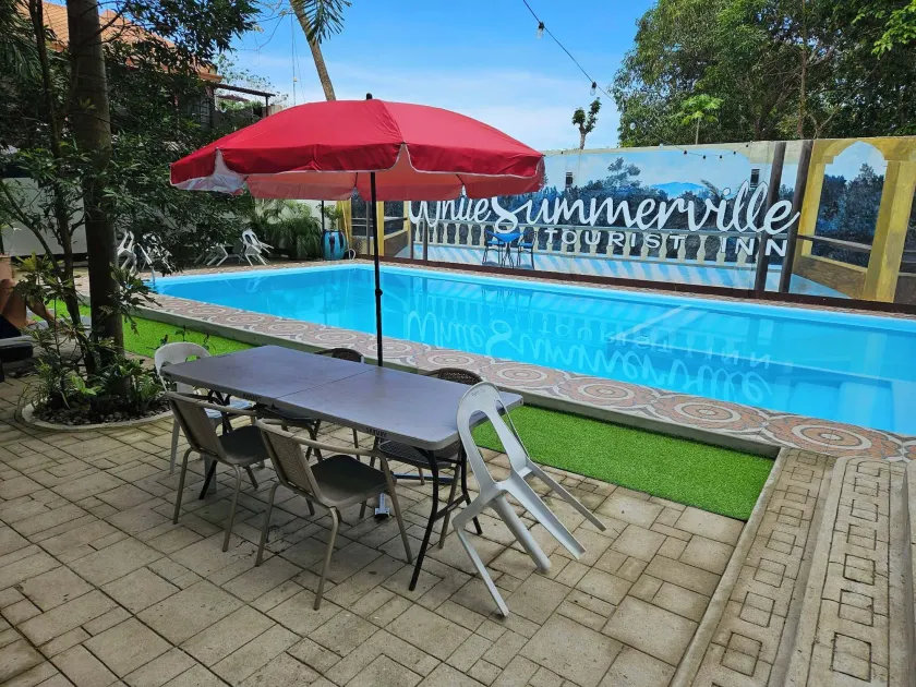 White Summerville Tourist Inn - Image 1