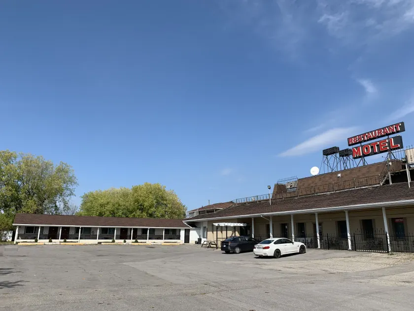 7 West Motel - Image 1