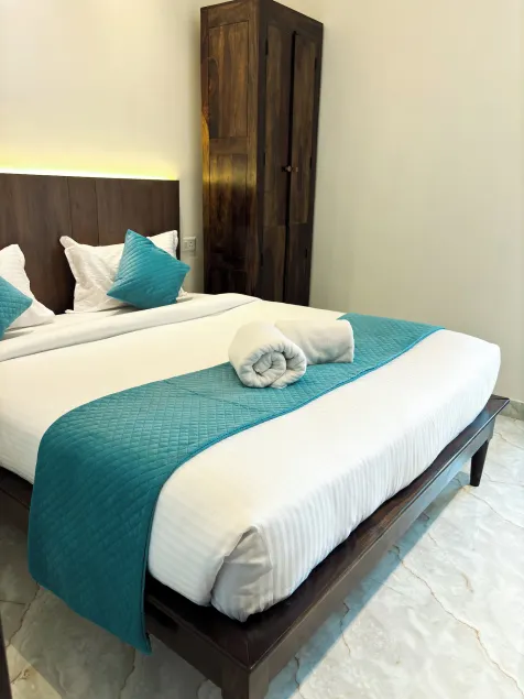 hotel emerald - Image 1