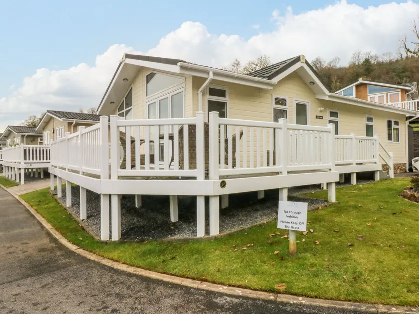 Dono's Lodge - Image 1