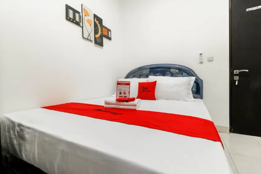 RedDoorz Plus near Trisakti University - Image 1