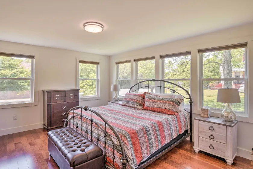 Cozy Cottage: Yard + Deck, Walk to Downtown! - Interior