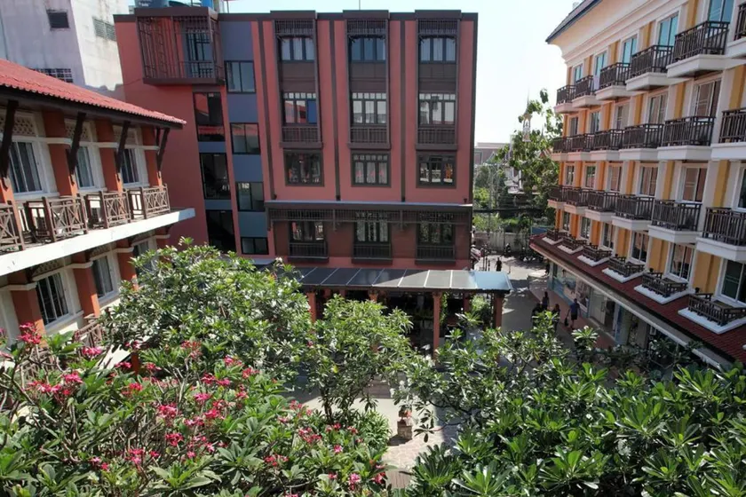 Rambuttri Village Inn & Plaza - Image 1