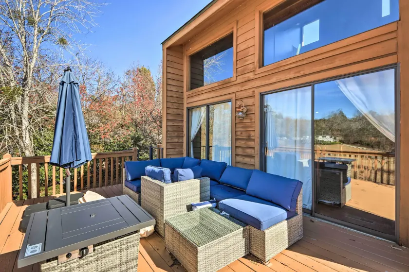 Lakefront Macon Getaway w/ Stunning Boathouse - Interior