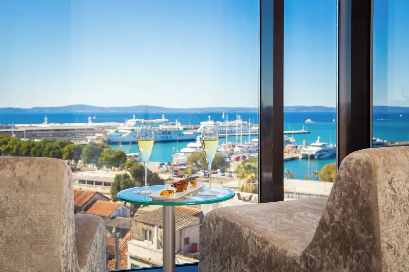 Hotel Luxe - Image 1