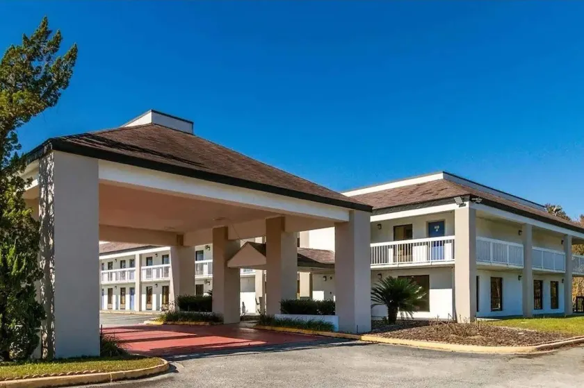 Baymont by Wyndham Metter - Image 1