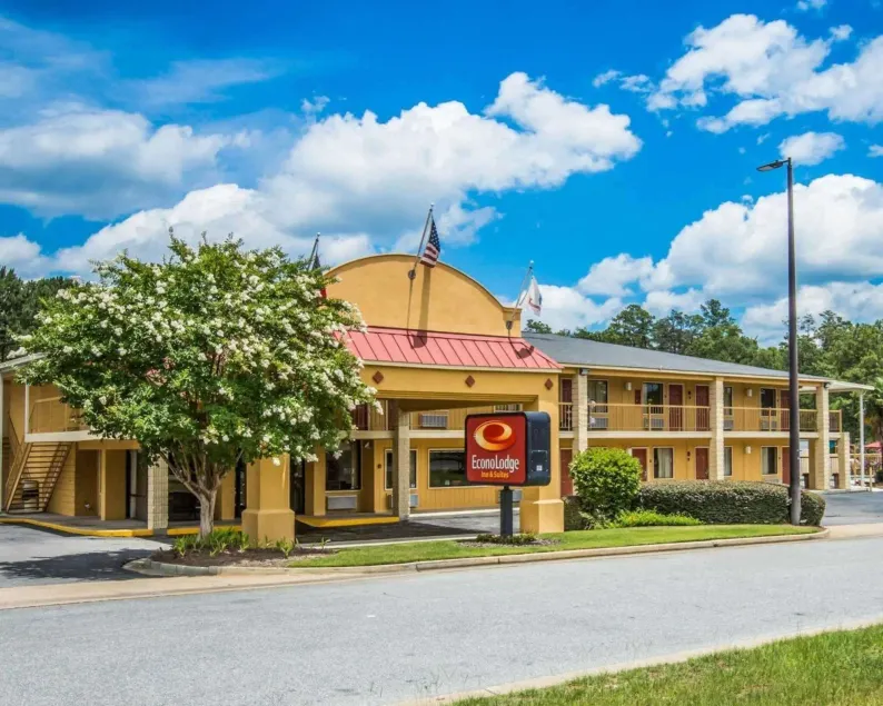 Econo Lodge Inn & Suites Columbus near Fort Benning - Image 1