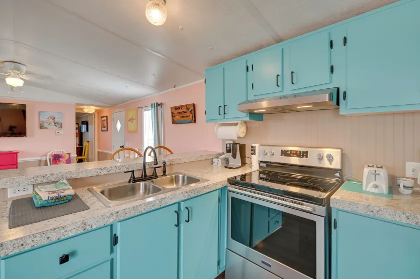Walk to Shore: Myrtle Beach House w/ Private Deck! - Intérieur