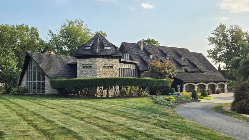Twin Pine Manor Bed & Breakfast - Image 1