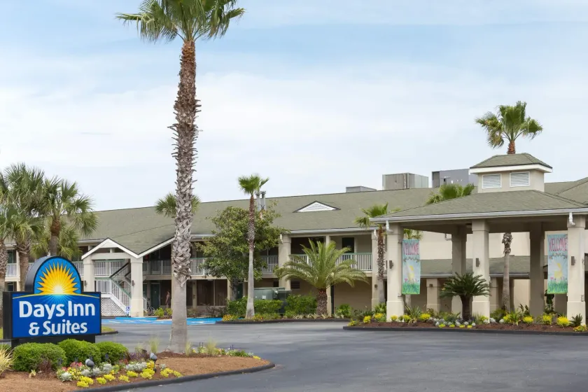 Days Inn & Suites by Wyndham Jekyll Island - Image 1