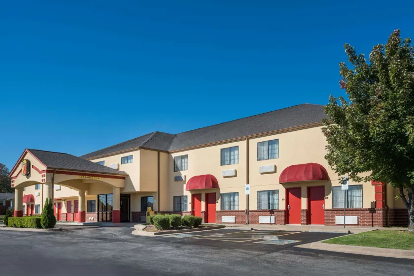 Super 8 by Wyndham Claremore OK - Image 1