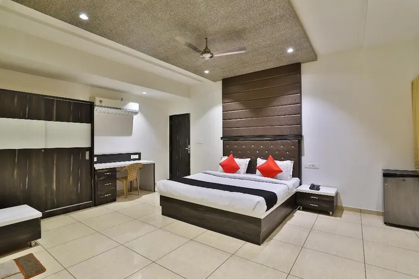 Dev Motel & Banquet - Image 1