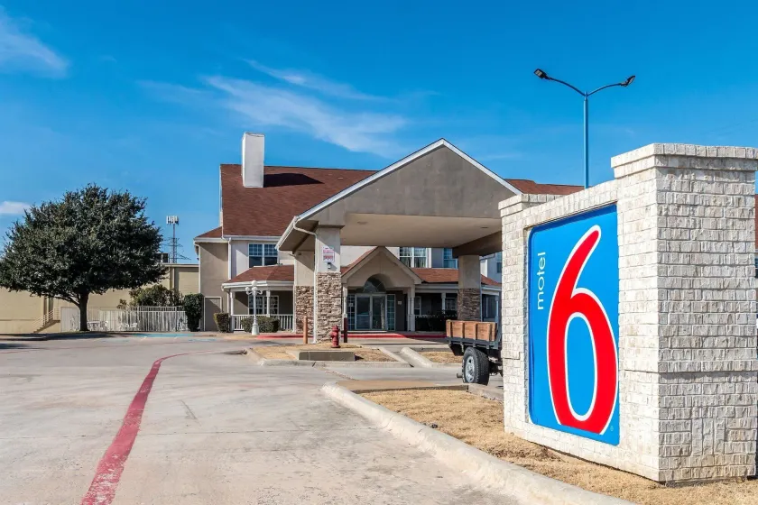 Motel 6-North Richland Hills, TX - Rufe Snow - Image 1