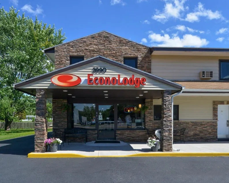 Econo Lodge Rochester I-90 & I-390 - Image 1