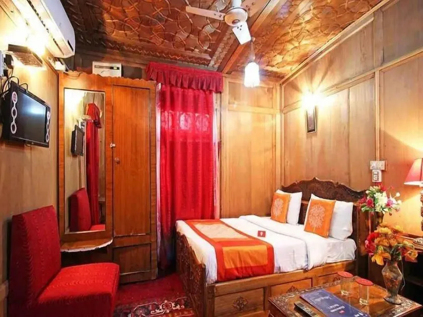 Calm Holiday Inn - Image 1