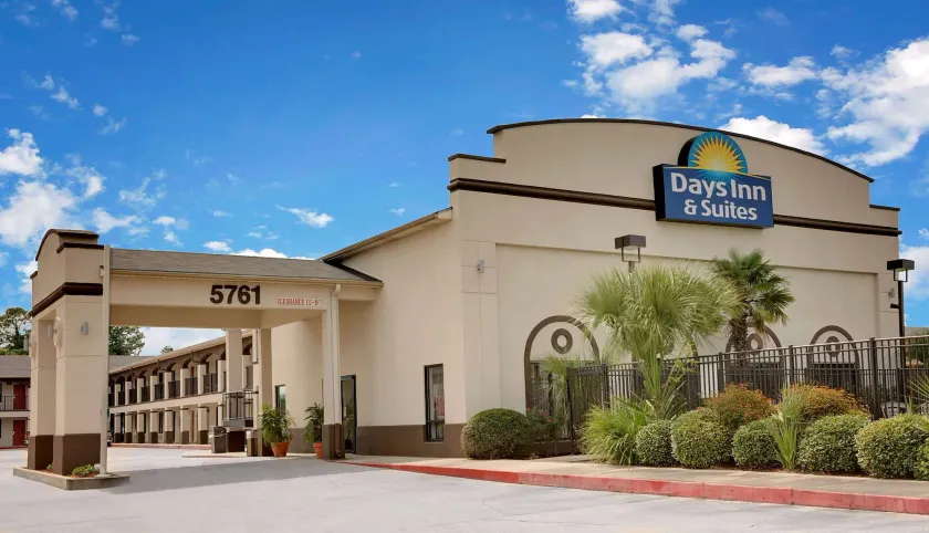 Days Inn & Suites by Wyndham Opelousas - Image 1