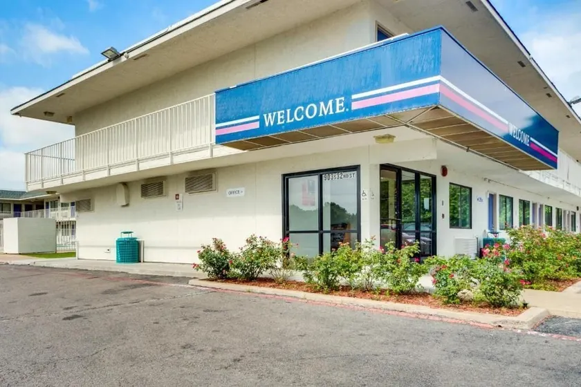 AVERA SUITES - Image 1