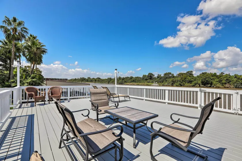 Home on San Jacinto River w/ Pool, Dock & Deck! - Innvendig