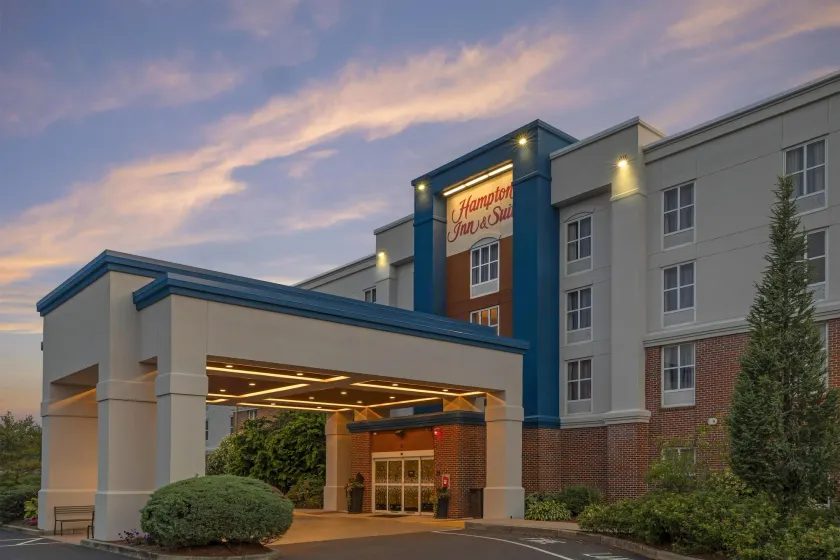 Hampton Inn & Suites Plymouth - Image 1